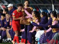 IM竞技-女足运动员拼尽全力，角逐赛场上获得胜利