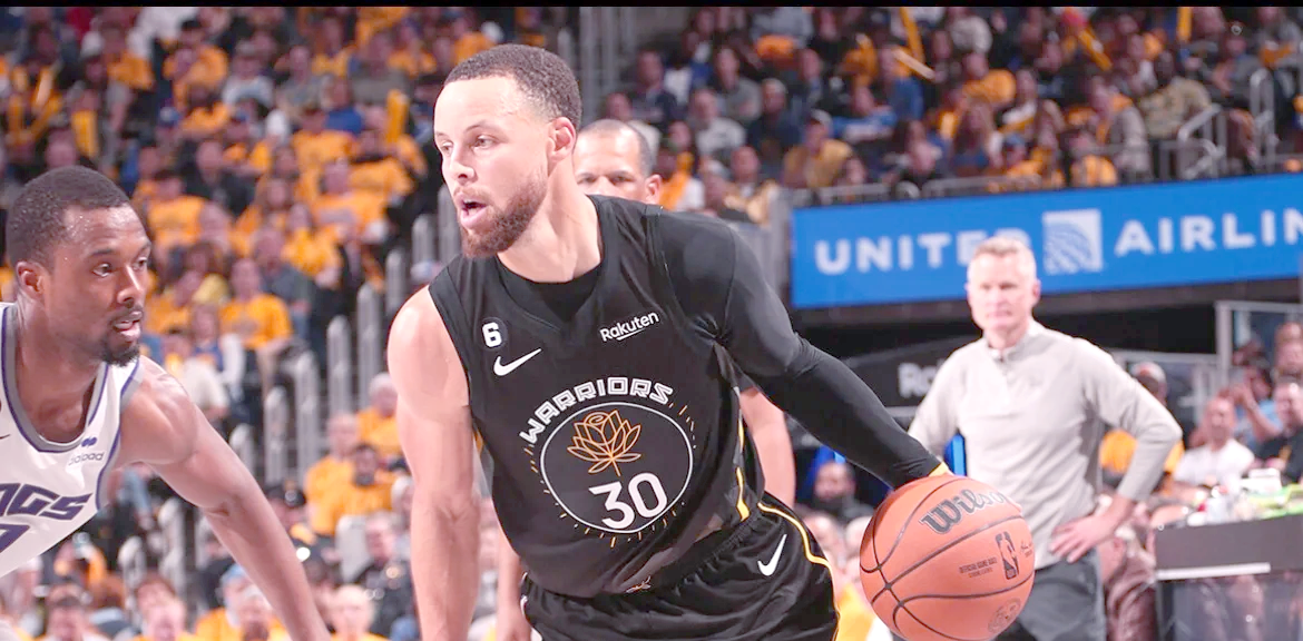 勇士队主场击败篮网队，取得开门红