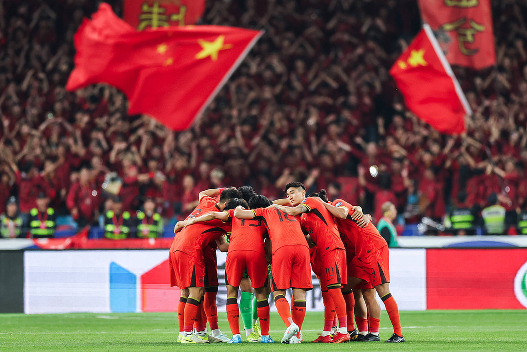 包含中国球队士气高昂，斗志昂扬迎接下一场比赛的词条