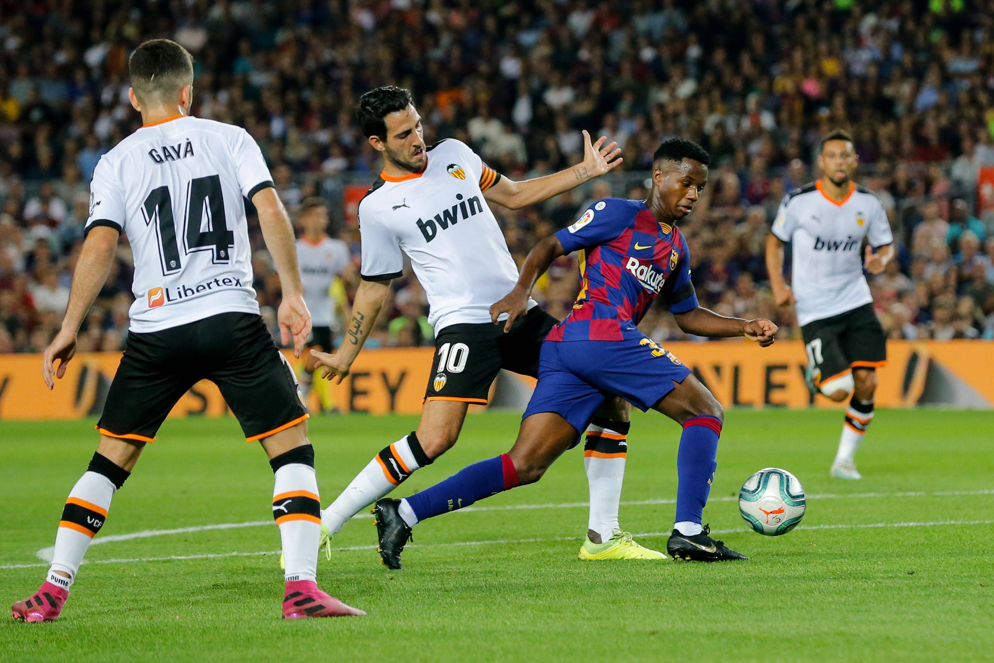 精彩的足球比赛在热火朝天的气氛中进行