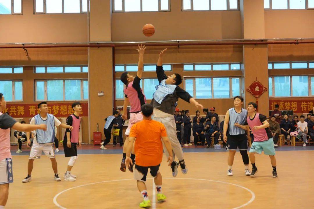 篮球比赛精彩瞬间引领球迷热情的简单介绍