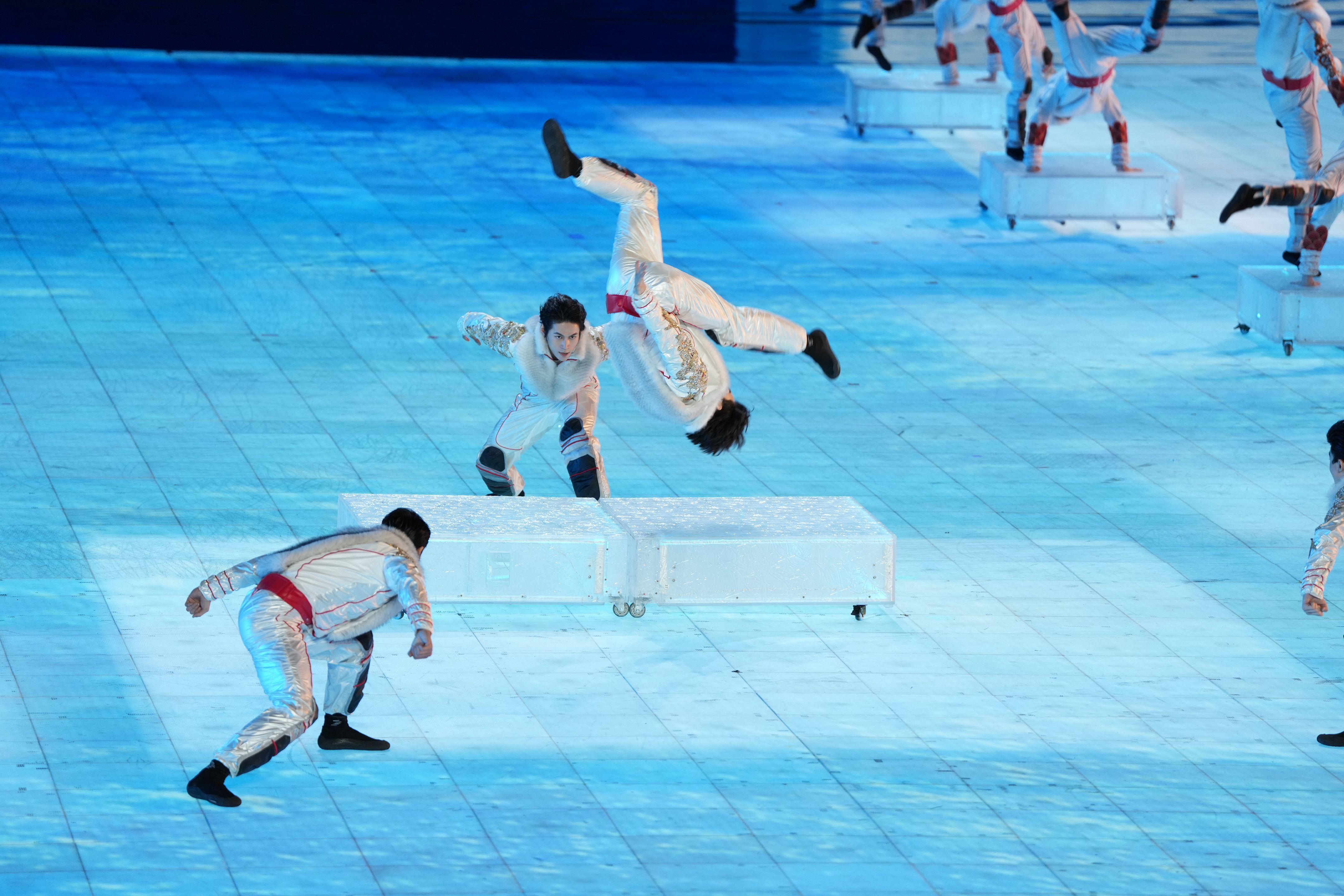 包含激情拉开序幕：亚洲杯赛体验竞技乐趣的词条