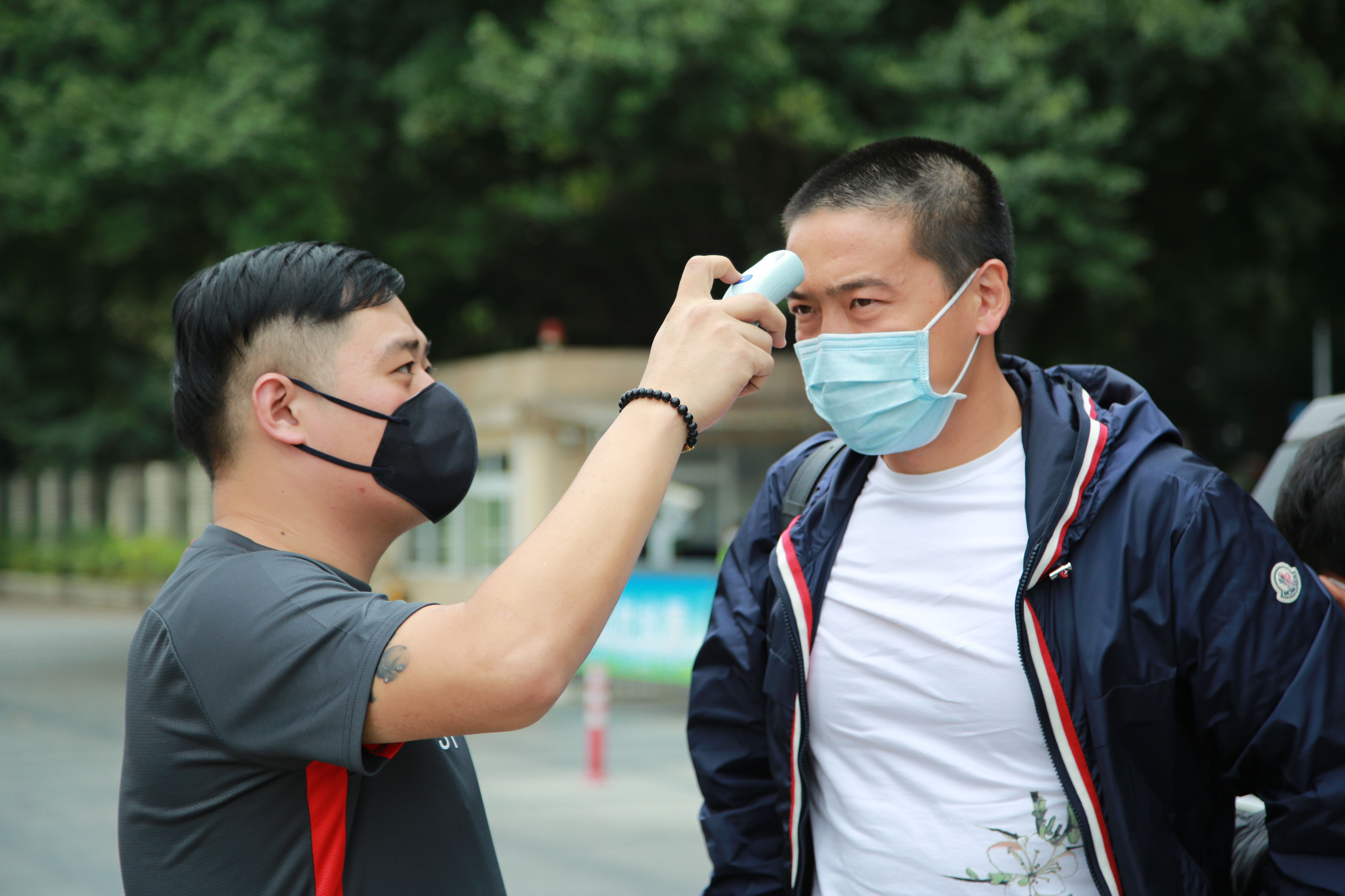 深圳佳兆业队员合作默契，取得关键胜利的简单介绍