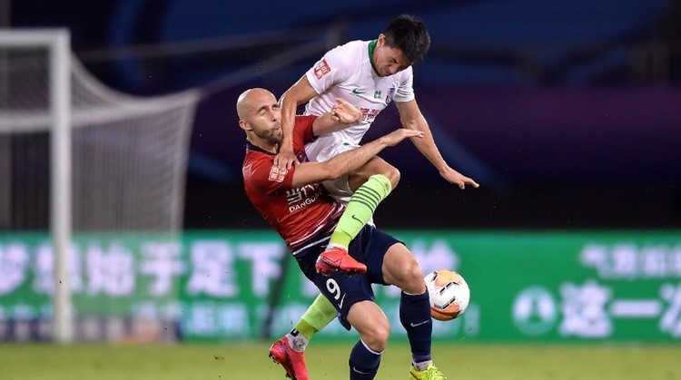 青岛黄海队外援携手取得胜利，展现团队合作