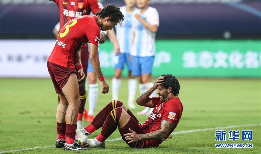 江苏足球队对阵天津泰达，角逐胜负激烈