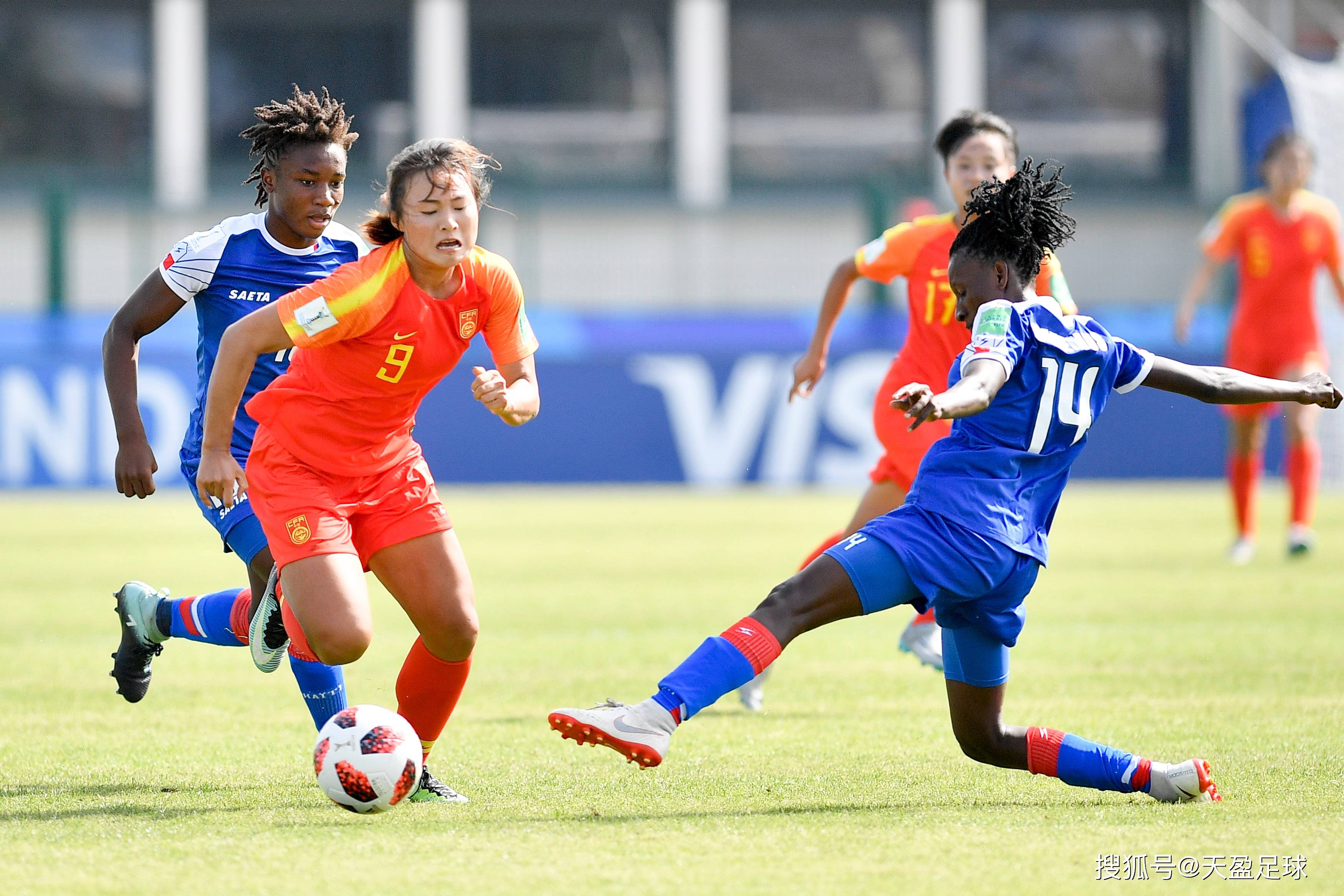 女足运动员拼尽全力，角逐赛场上获得胜利