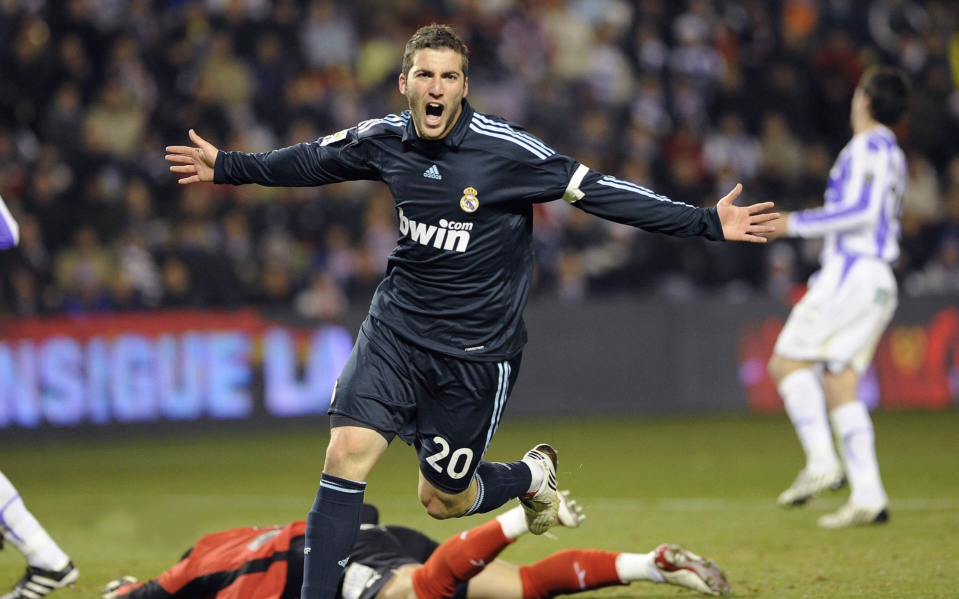 欧冠半决赛之夜，莱万成为胜负手