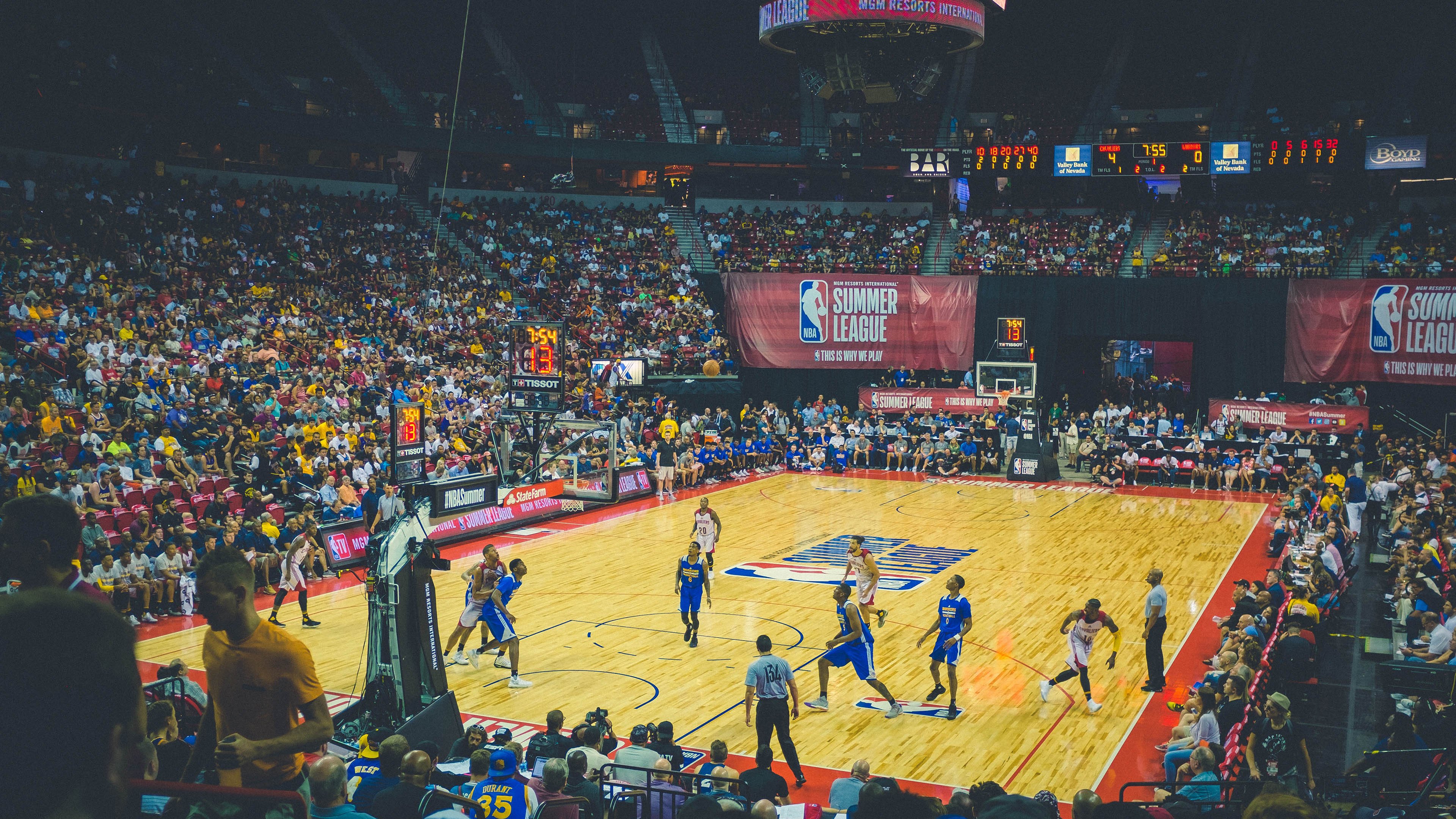 银石赛道上的心跳瞬间，拉塞尔惊艳四座，迈凯伦毫厘之间险胜雷诺